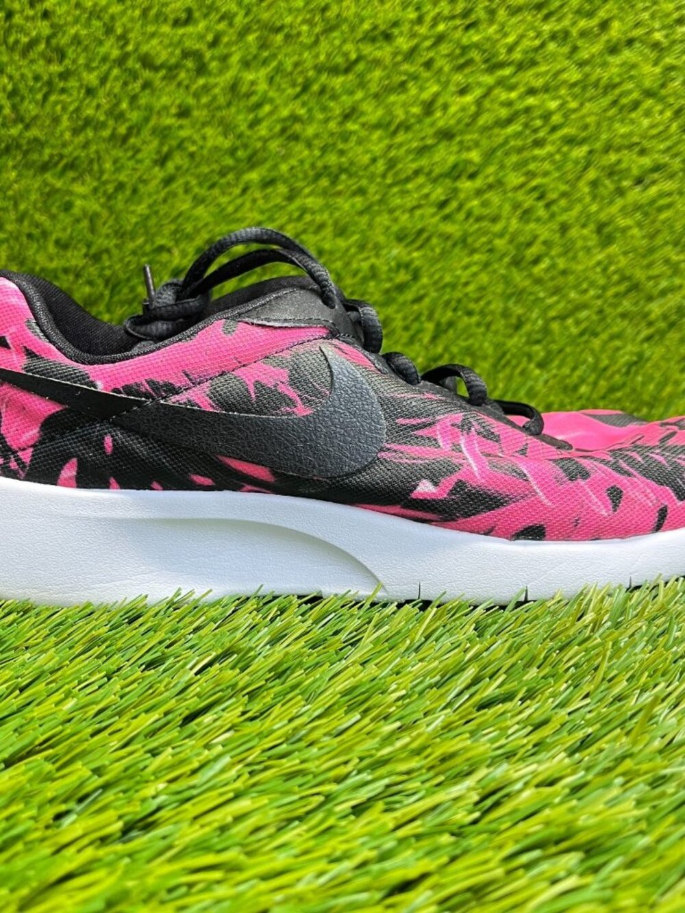 Nike Tanjun Girls Size 6.5Y Pink Black Athletic Running Walking Shoes Sneakers
